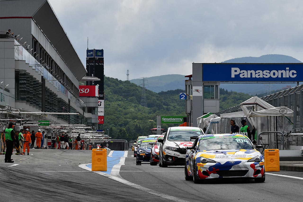 富士SUPER TEC 24時間の公式予選でコースインするマシンたち