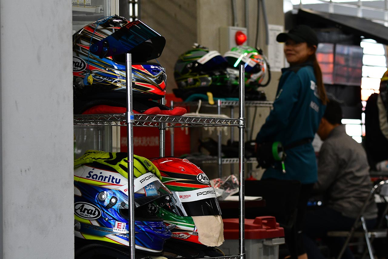 24時間レースということもあり、各チーム4〜5人のドライバーが参戦する。