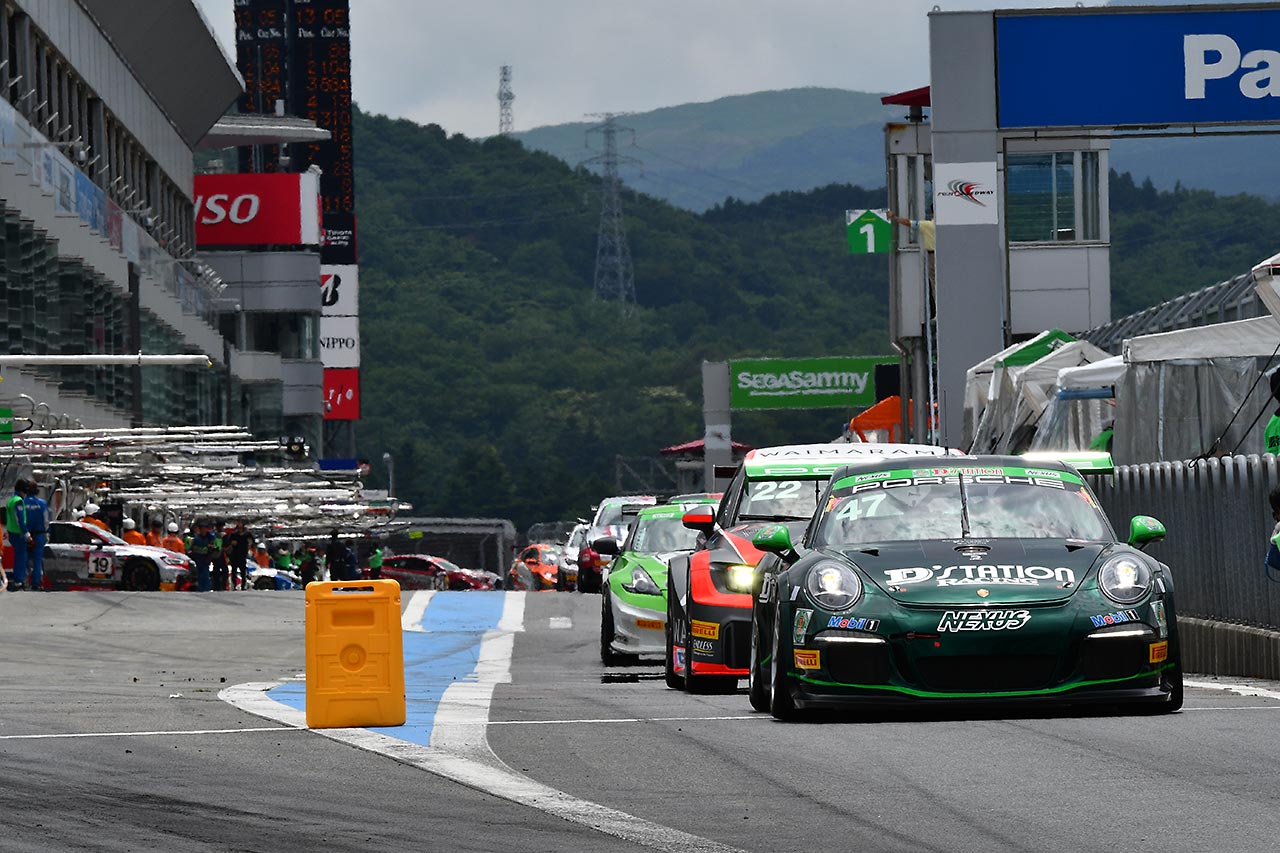 富士SUPER TEC 24時間の公式予選でコースインするマシンたち