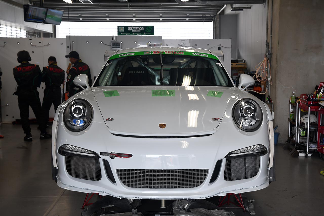 チームによっては、パーツ取り車両を用意しているところも。こちらはD'station Porscheのピット裏。