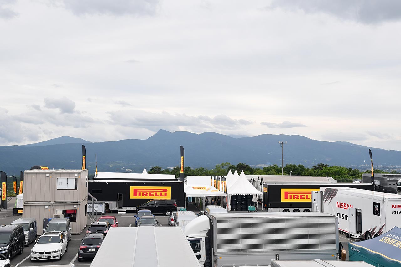 パドックにはワンメイクタイヤを供給するピレリのトランスポーターも。24時間レースの足下を支える。