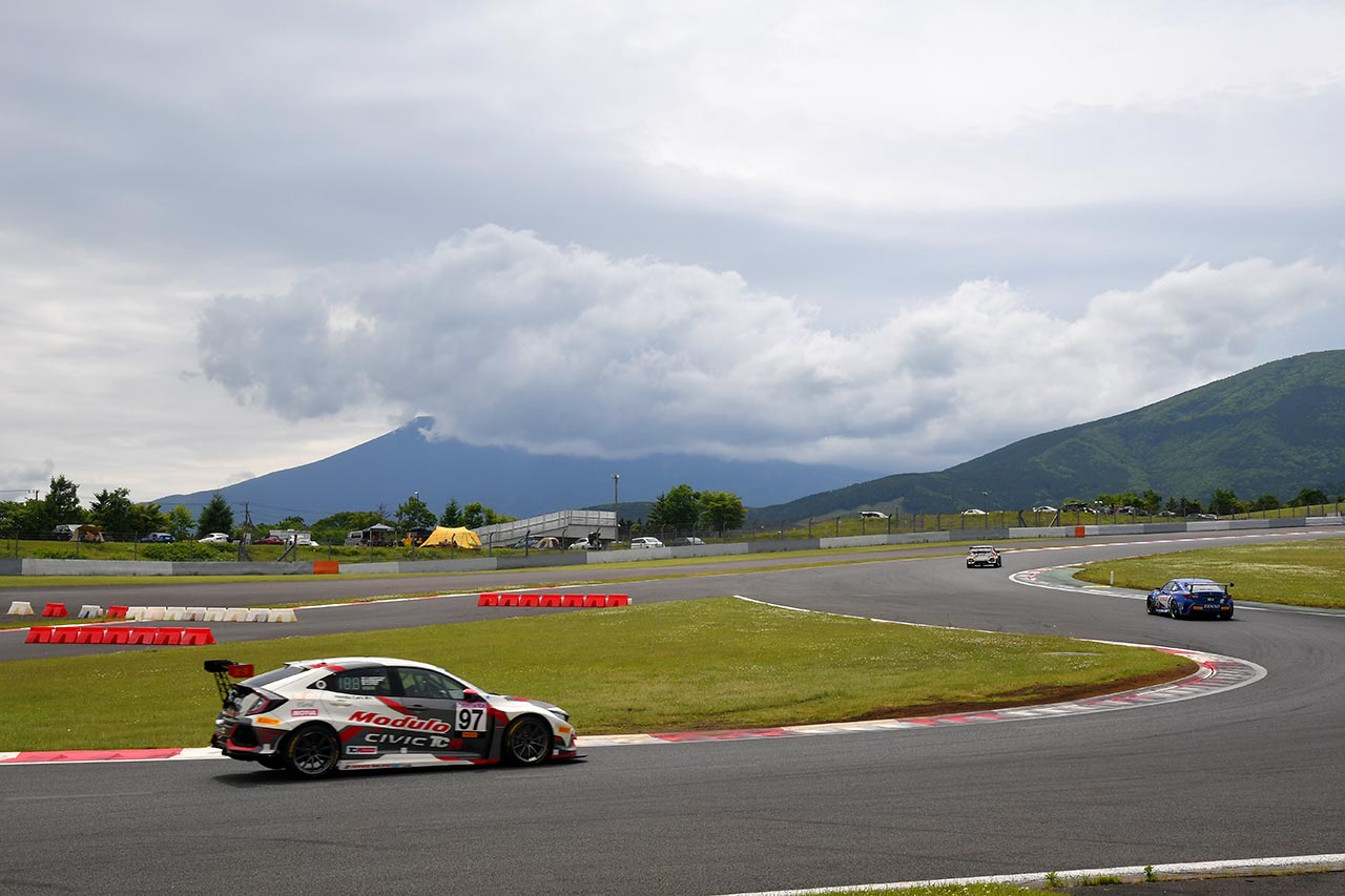 富士SUPER TEC 24時間の予選の様子