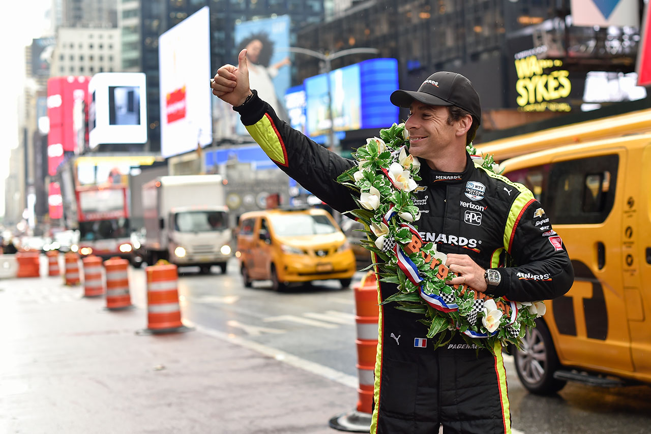 ニューヨークの街中で声援に応えるシモン・パジェノー（チーム・ペンスキー）