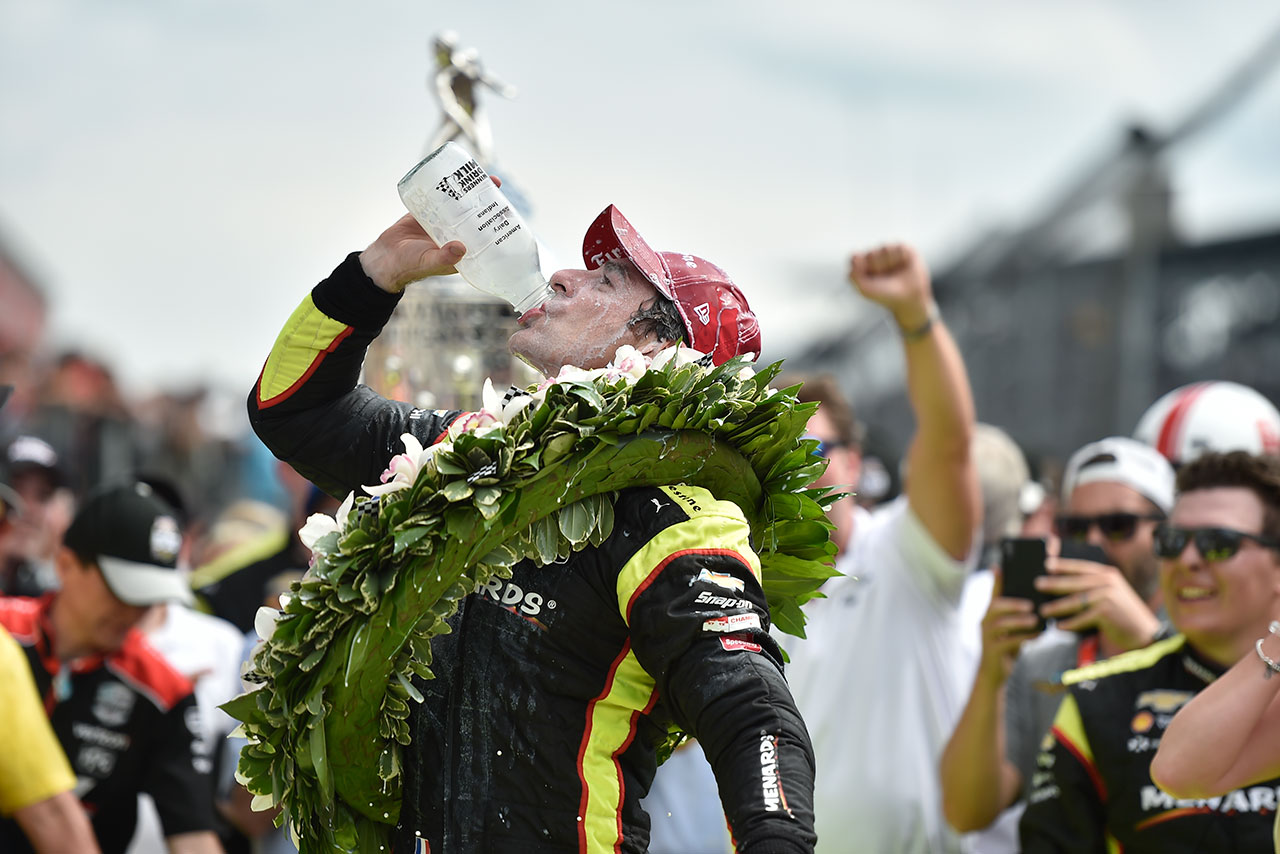 インディ500ウイナー恒例のミルクを飲み干すパジェノー