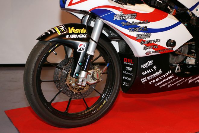 フロント内部にはウィリー抑制するためのちょっとしたエアロパーツも備わっている。