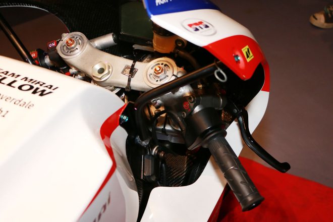 カウルを支えるパーツ、ハンドルもオーダーして新たに作成。トップブリッジはホンダに敬意を示して、ウイングマークが入ったものを使用しているという。