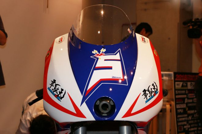 フロントカウルの穴は冷却ではなくカメラやライトを入れるものになる。