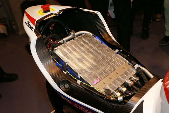 シート下に格納されたインバーター