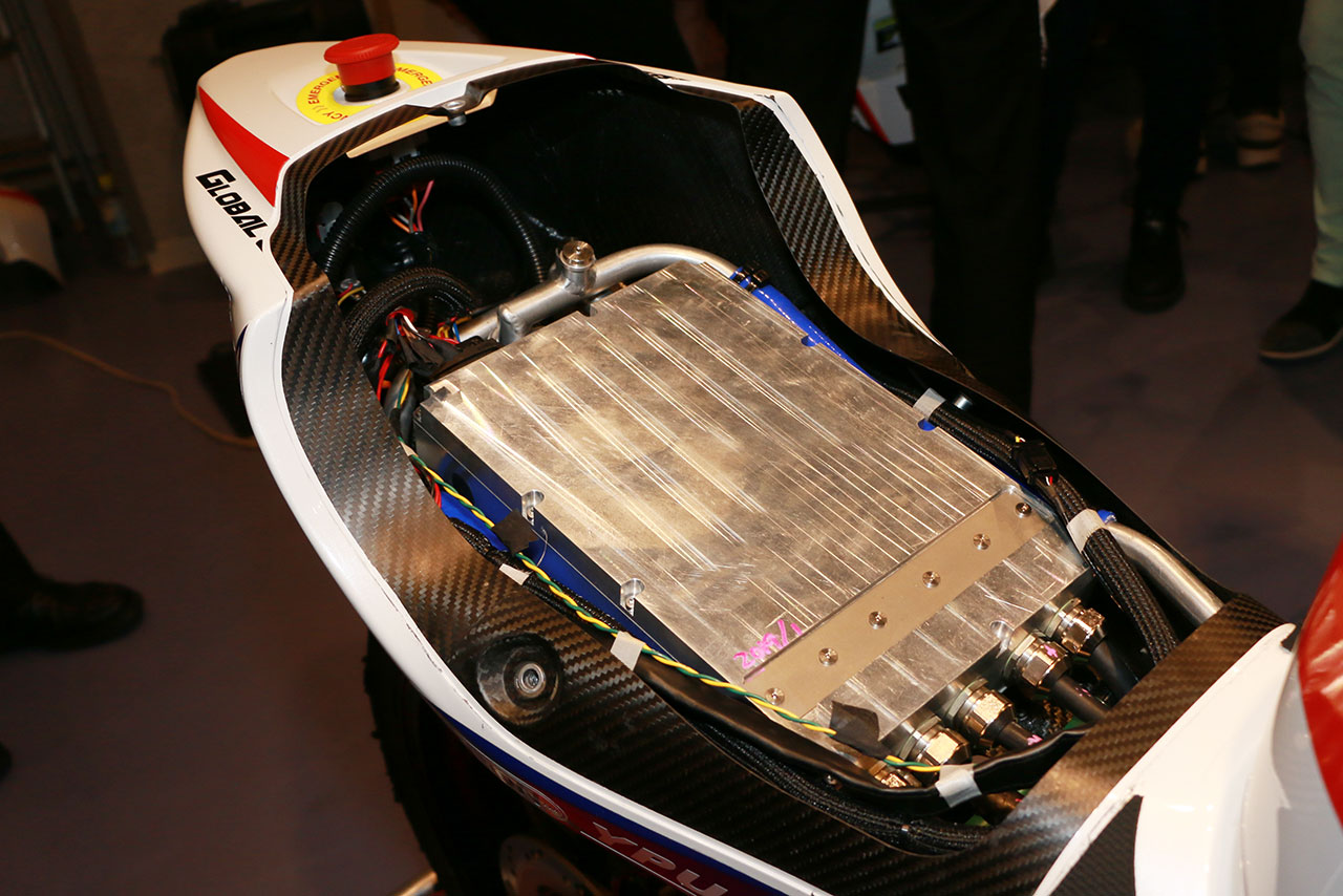 シート下に格納されたインバーター