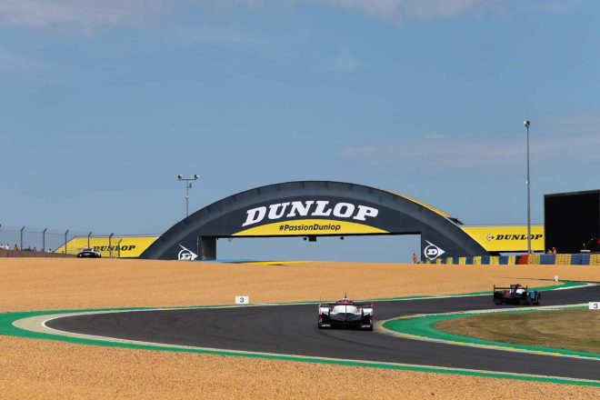 1コーナーからダンロップシケインに向かうトヨタTS050ハイブリッド