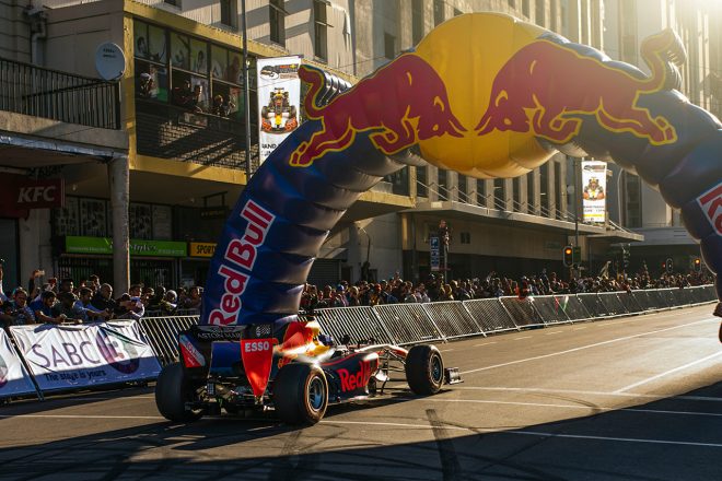 デイビッド・クルサード、ケープタウンでF1マシンをデモラン。エンジン音による国歌演奏も披露
