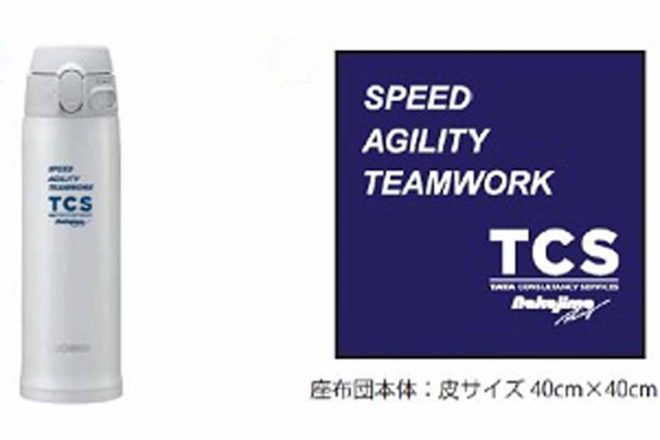 オリジナルグッズはステンレスマグとクッションが送られる。