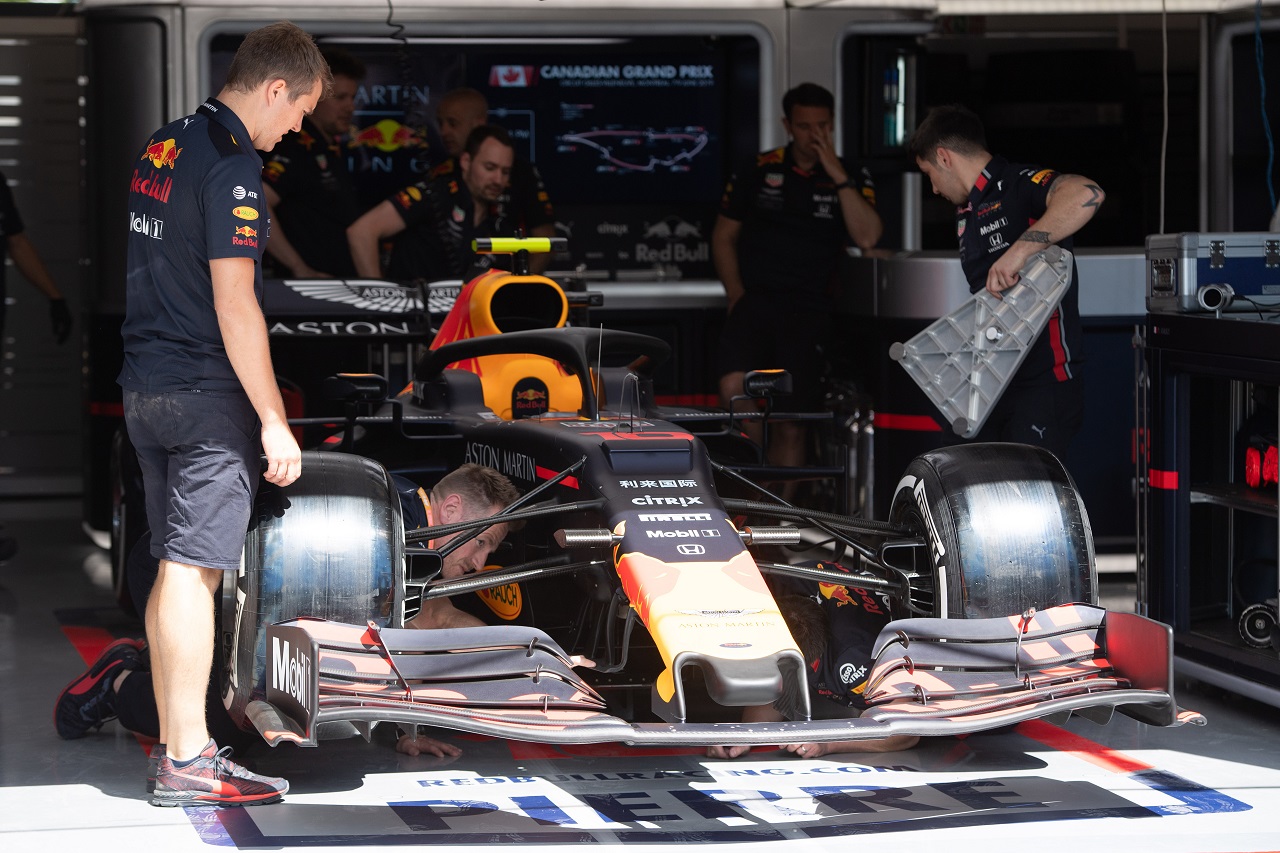 2019年F1第7戦カナダGP木曜　ピエール・ガスリー（レッドブル・ホンダ）のマシンの準備を進めるメカニックたち