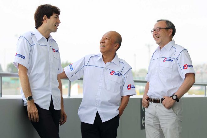 J SPORTSのル・マン24時間中継で実況、解説、現地レポートを務めるサッシャ(左)、福山英朗(中央)、高橋二朗(右)