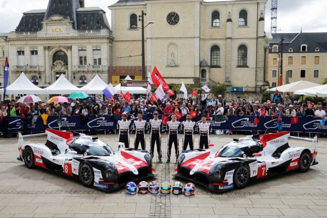 ル・マンの恒例となっている車検時の記念撮影に臨んだTOYOTA GAZOO Racing。2019年の車検もまもなく行われる
