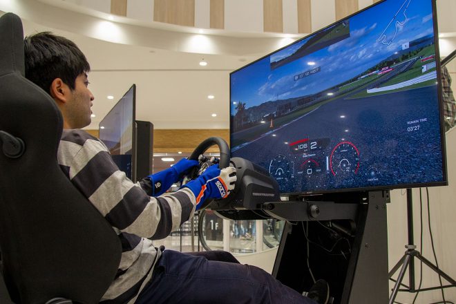 大会ではレーシンググローブを持参するプレーヤーも多く見られた