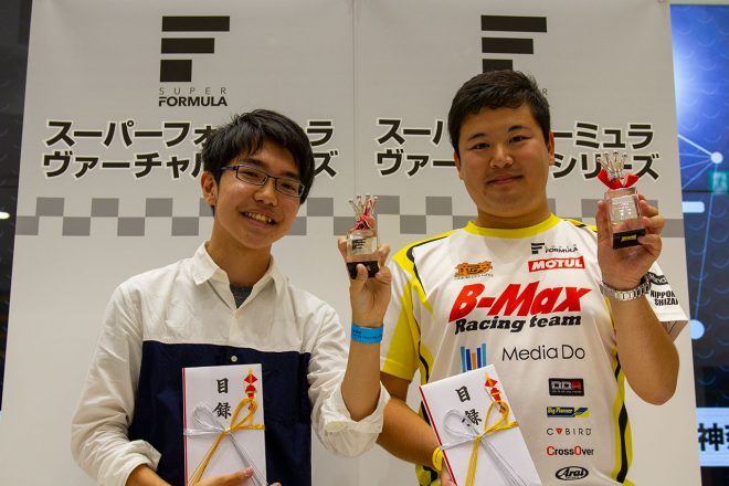 スーパーフォーミュラ・ヴァーチャルシリーズ第1大会で優勝したカルソニック選手（右）と2位のりおねる選手（左）