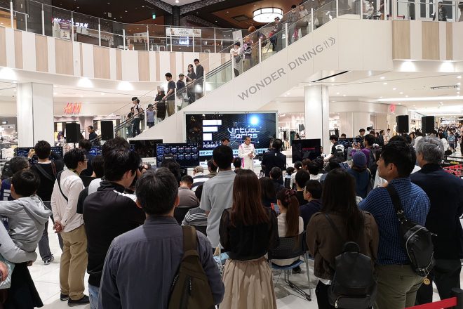 イオンモール内での開催ということで、道行く家族連れなども興味深そうに足をとめて大会を見守っていた