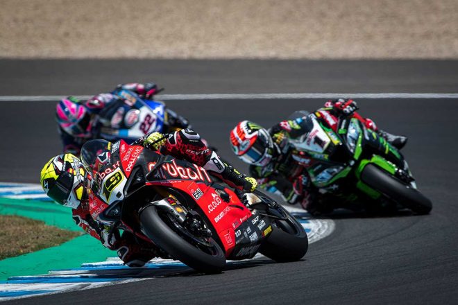 レース1の序盤からトップを走行するバウティスタとそれを追うレイ、ファン・デル・マーク