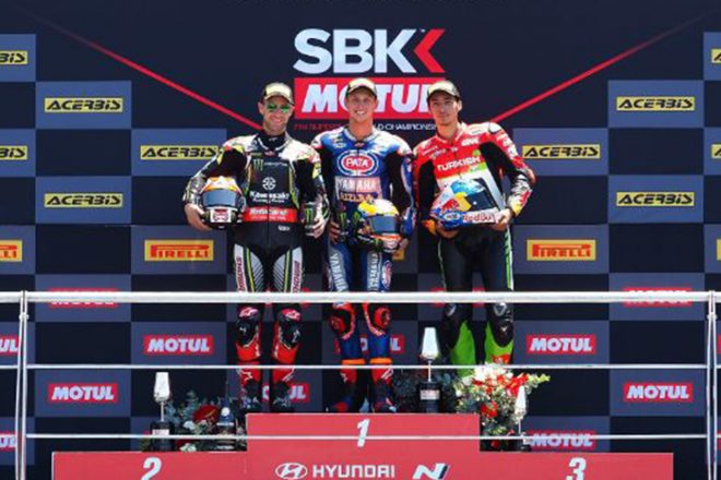 今季初優勝を果たしたファン・デル・マークと2位のレイ、3位のラズガットリオグル