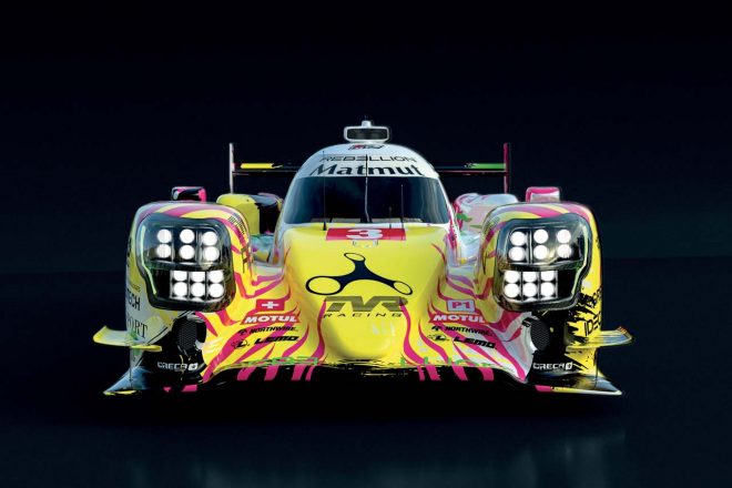 3号車のフロントには従来のカラーリングにもみられるゼブラ柄が引き継がれている