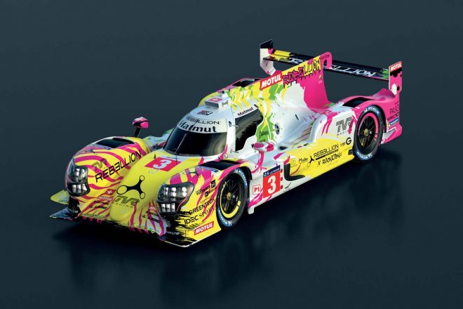 3号車はホワイトのベースカラーにペインティングがなされたカラーリングに