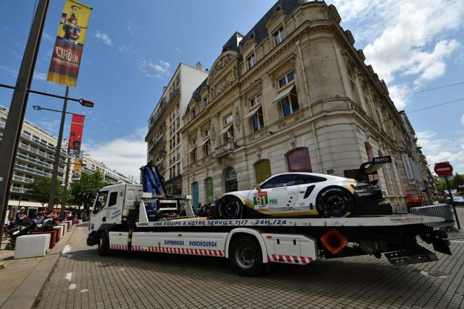 積載車で運ばれるポルシェGTチームの91号車ポルシェ911 RSRが