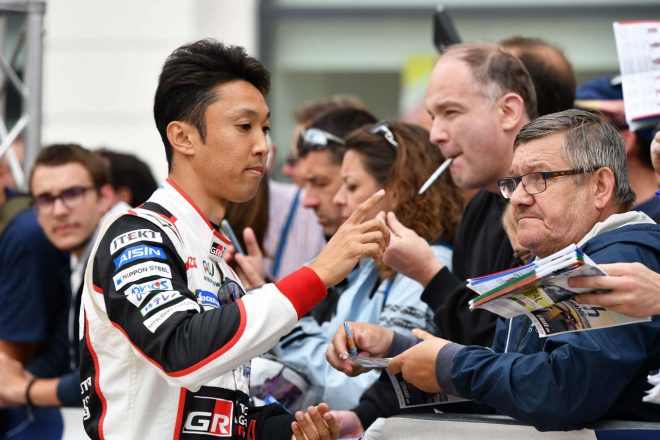 サインを求める声に応えるTOYOTA GAZOO Racingの中嶋一貴