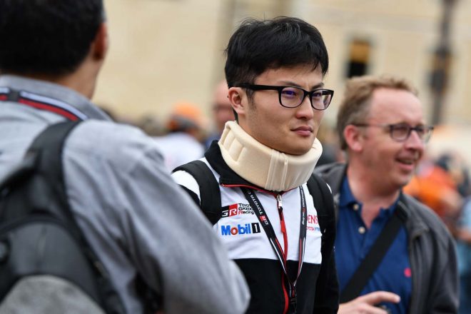 富士24時間でのクラッシュで負傷した山下健太。頸部のギプスが痛々しい