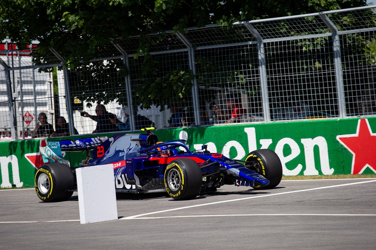 2019年F1第7戦カナダGP　アレクサンダー・アルボン（トロロッソ・ホンダ）、フロントウイングにダメージを負い、ピットイン