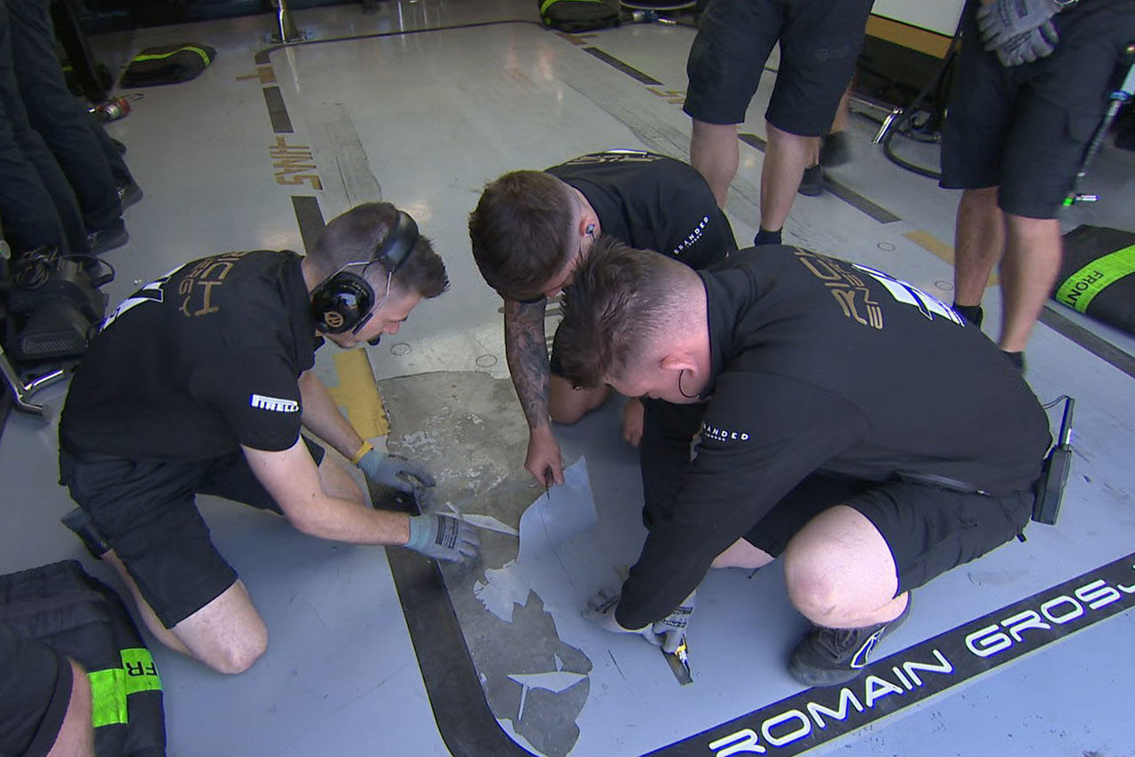 新しいピットは綺麗！　だと思ったら…フェラーリも同じ作業をしていたね