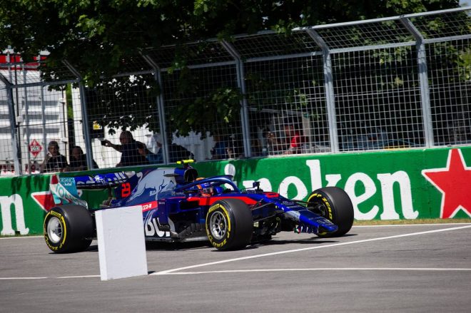 アルボンさんは後方グリッドのドタバタに巻き込まれる