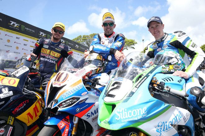 2019マン島TTスーパーバイククラスで表彰台を獲得したディーン・ハリソン（左）、ピーター・ヒックマン（中）、コーナー・カミンズ（右）