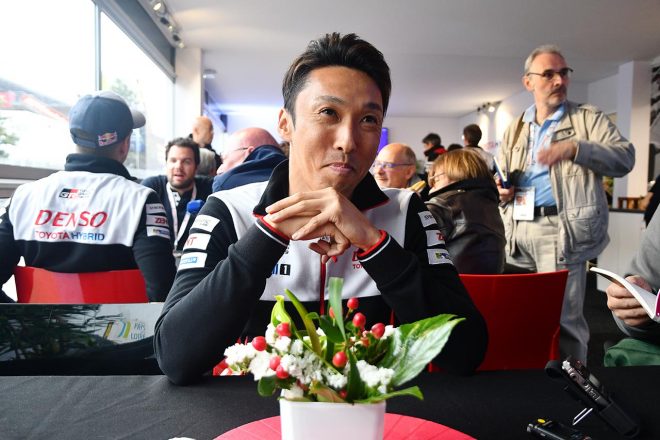 走行初日にメディアの取材に答える中嶋一貴