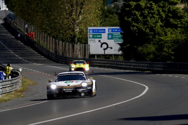 サルト・サーキットのユノディエール・ストレートを走行する91号車ポルシェ911 RSR