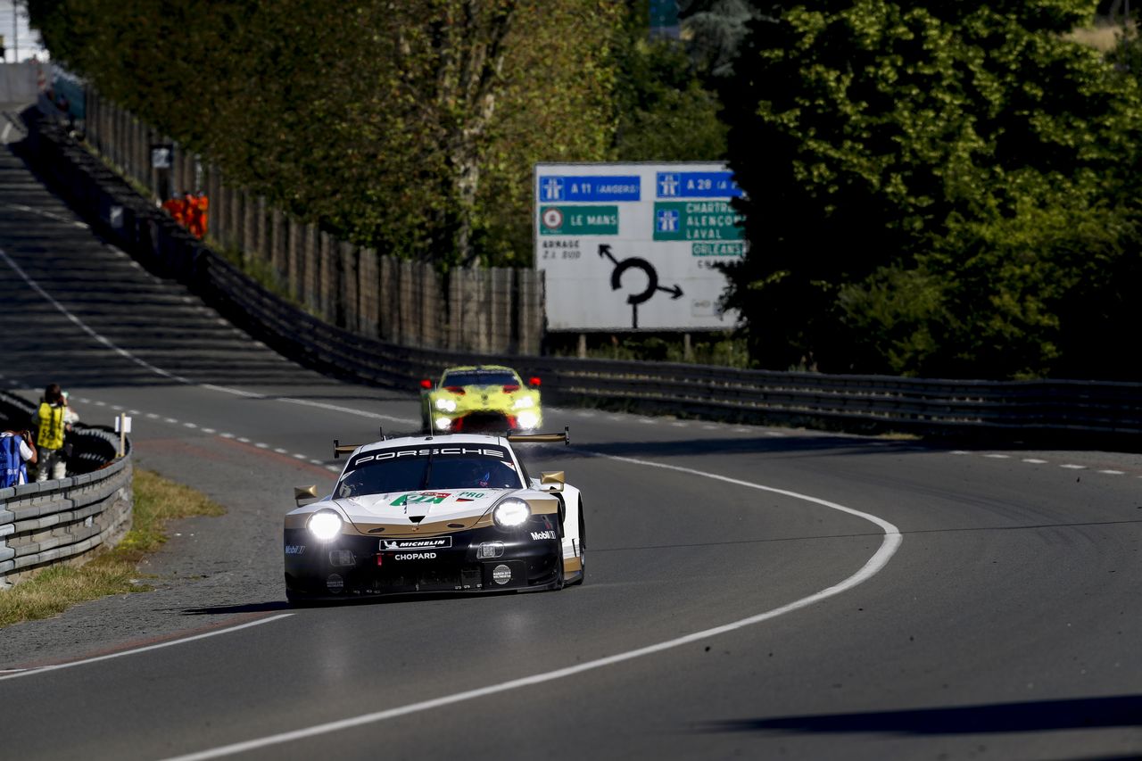 サルト・サーキットのユノディエール・ストレートを走行する91号車ポルシェ911 RSR