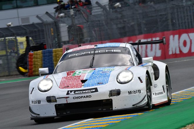 ブルモスカラーで参戦するポルシェGTチームの94号車ポルシェ911 RSR
