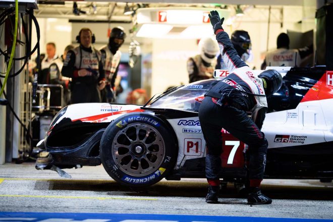 フォードシケインでの接触によって左フロントにダメージを受けた7号車トヨタTS050ハイブリッド