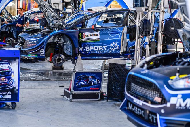 マシンの整備を進めるMスポーツ・フォード陣営