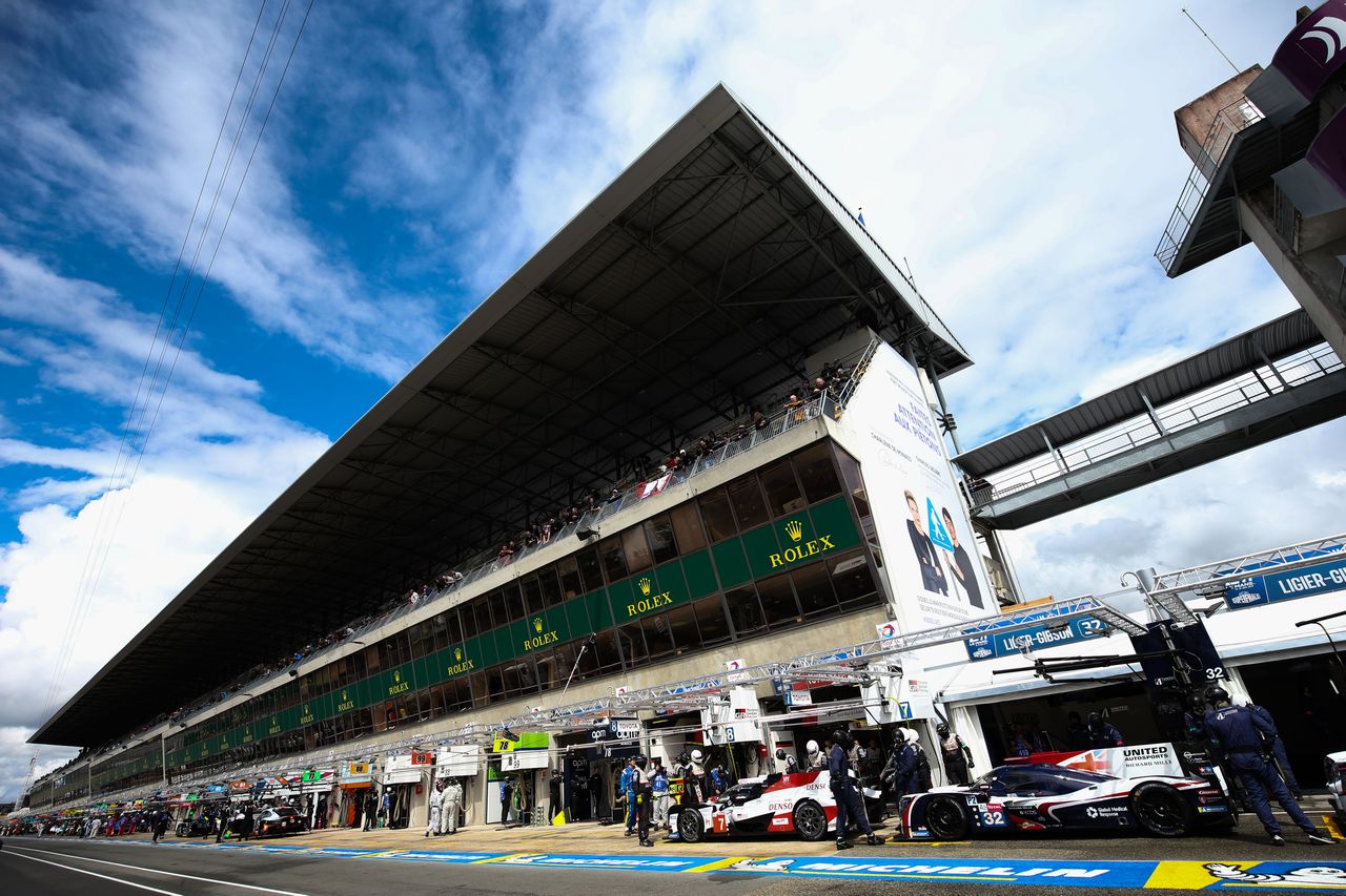 ピットインした7号車トヨタTS050ハイブリッドとユナイテッド・オートスポーツの32号車リジェJS P217