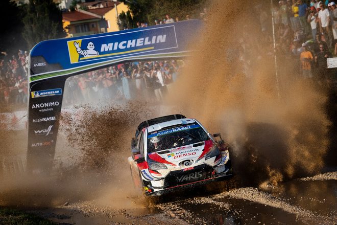 総合4番手につけたクリス・ミーク（トヨタ・ヤリスWRC）