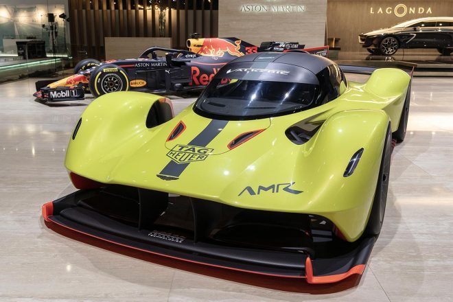 ジュネーブショーに展示されたアストンマーティン・ヴァルキリーのレースカラー版