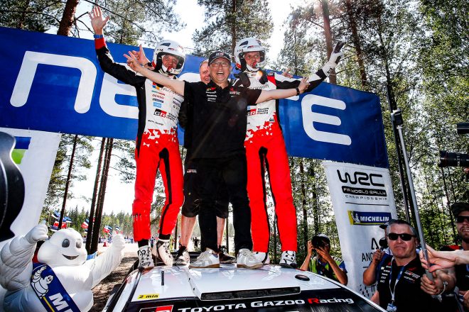 2018年、ラリー・フィンランドでチームの優勝を見守った豊田章男チーム総代表（中央）