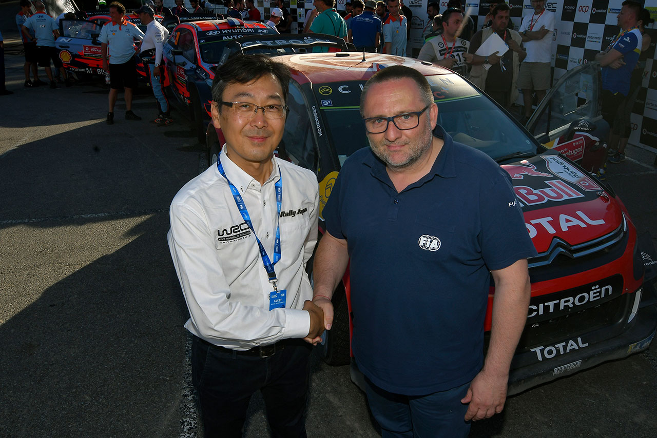 FIAラリー・ディレクターのイブ・マトン（右）と握手を交わすRally Japan運営事務局長の高橋浩司氏（左）