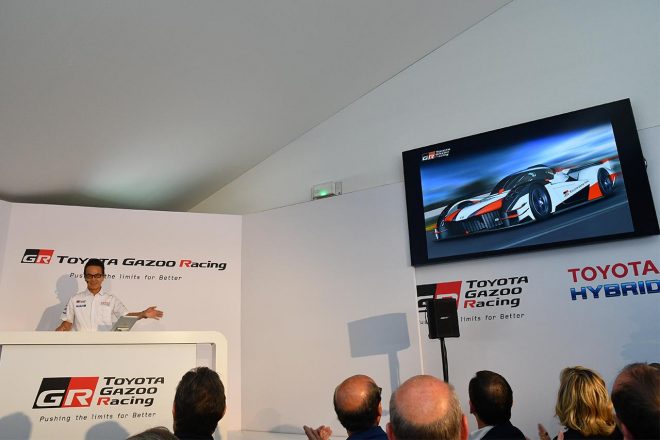 プレスカンファレンスでGRスーパースポーツでのハイパーカー規定参入を発表した友山プレジデント