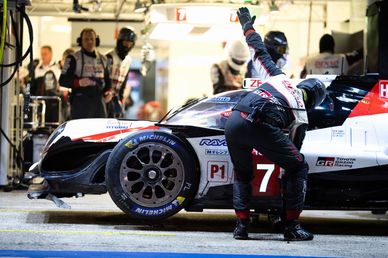 LMP2カーとの接触でフロント部を損傷。モノコックにもダメージを追ったTOYOTA GAZOO Racingの7号車トヨタTS050ハイブリッド