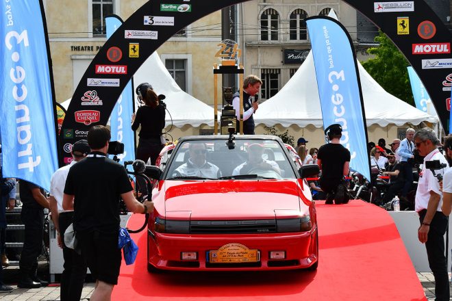 ウイナーに授与されるトロフィーは、今季は懐かしのST165セリカのコンバーチブルが使用された。