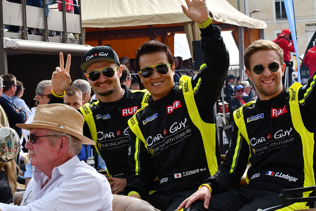 パレードに参加したカーガイ・レーシングの木村武史、ケイ・コッツォリーノ、コム・レドガー