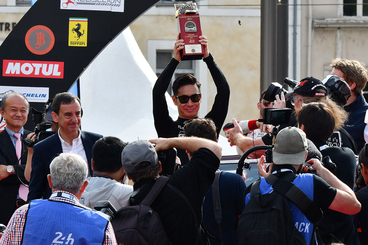 ポールポジション獲得のトロフィーを掲げる小林可夢偉