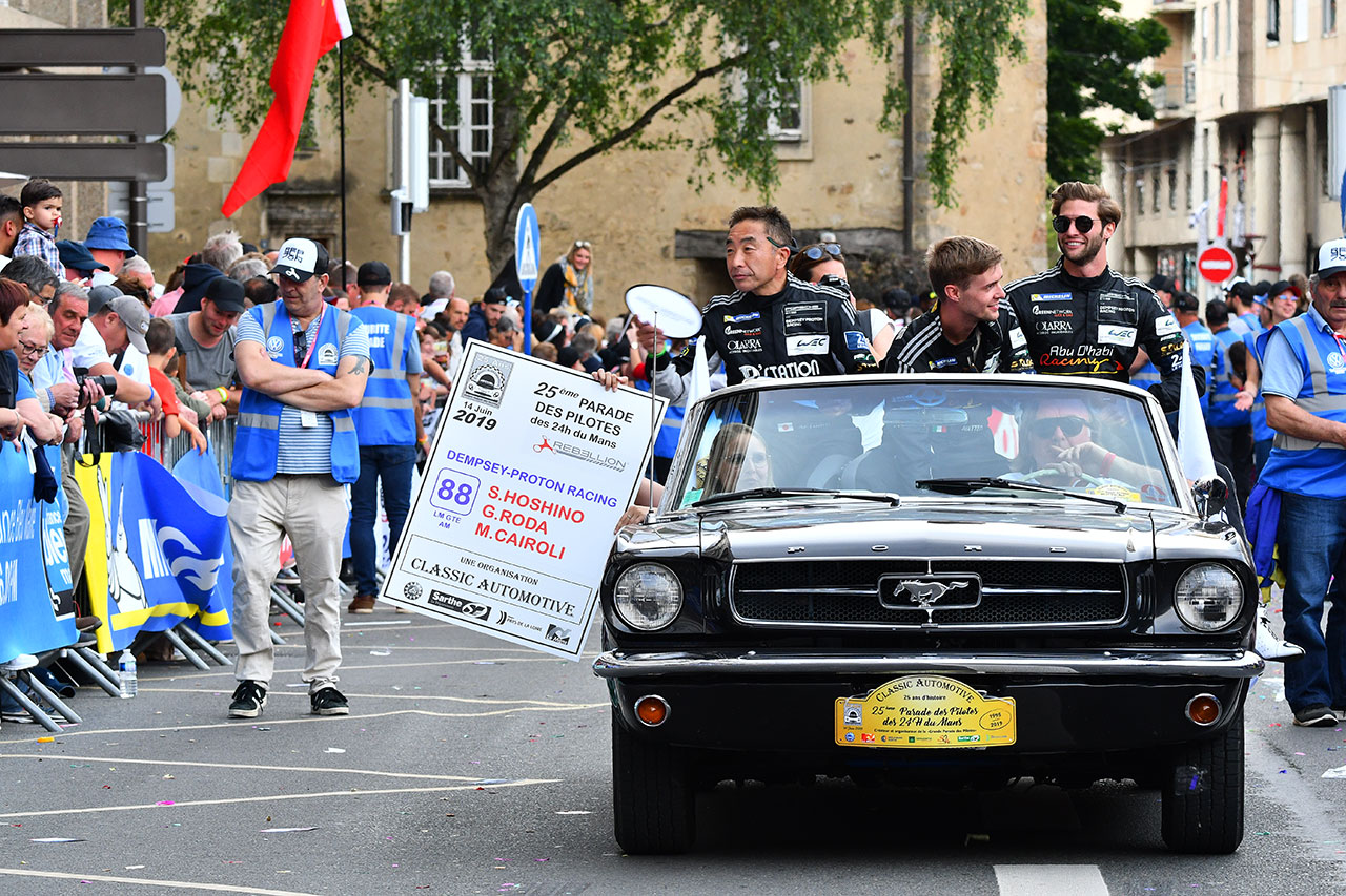 ル・マン24時間のドライバーズパレードに参加したデンプシー・プロトン・レーシングの星野敏